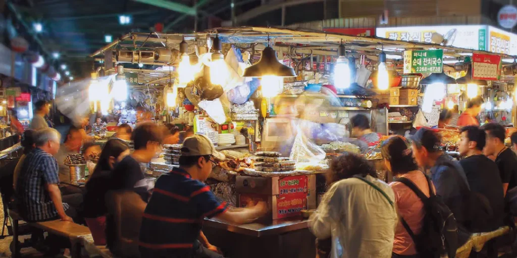 Gwangjangmarknaden i Seoul med koreanska matstånd och street food