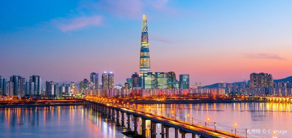 Seouls skyline med Lotte World Tower vid Hanfloden