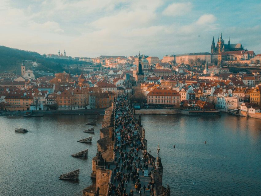 Billiga resor till Tjeckien – utsikt över Prag och Karlsbron
