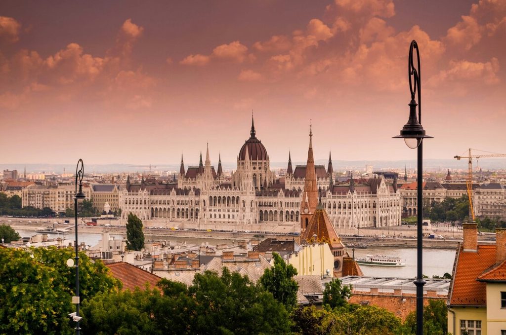 Budapests parlament och Donau under en weekendresa