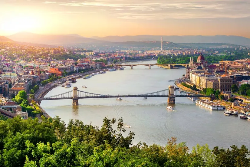 Billiga resor till Ungern med utsikt över Budapest och Donau