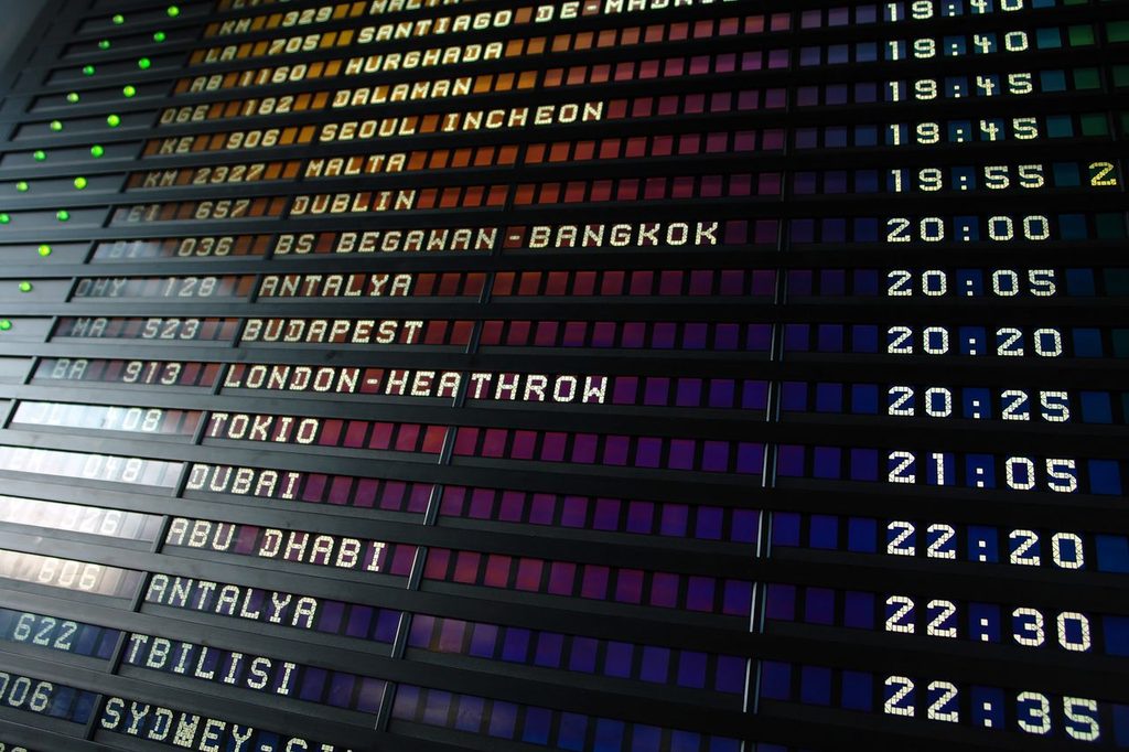 Avgångstavla på flygplats för den som letar sista minuten-resor
