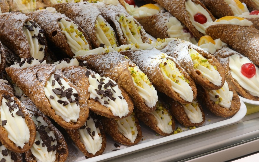 Sicilianska cannoli med ricotta, pistagenötter och choklad