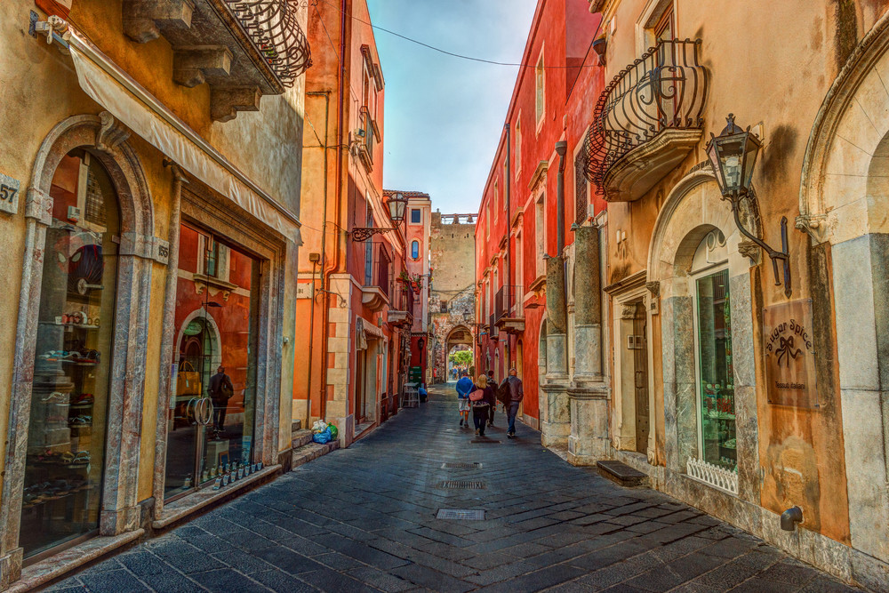 Färgglad gata i Taormina på Sicilien