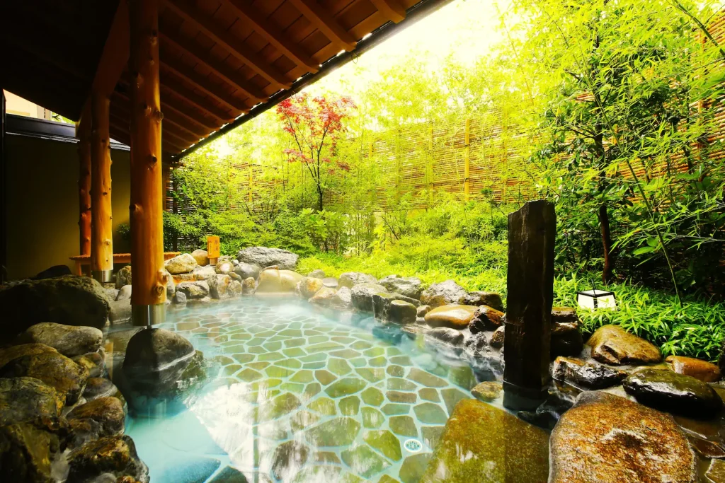 Utomhusbad med varm källa vid traditionellt japanskt ryokan
