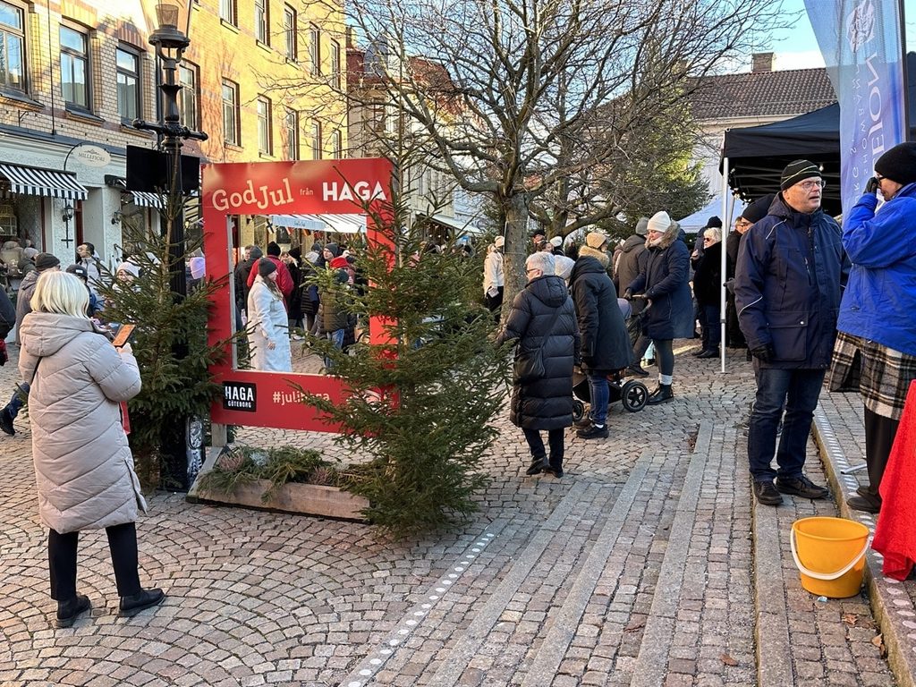 Besökare och julgranar vid julmarknaden i Haga i Göteborg.
