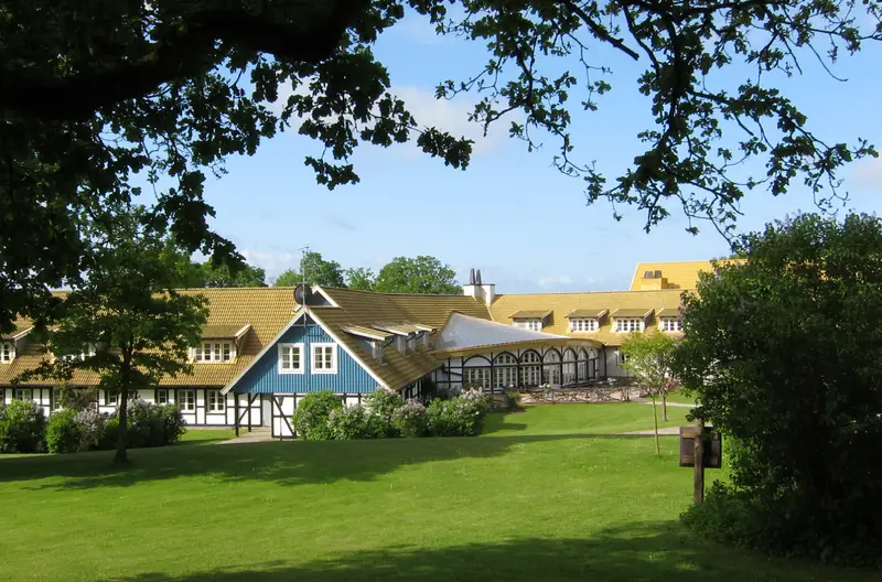 Margretetorps Gästgifvaregård med korsvirkesfasad och grön park i Skåne.