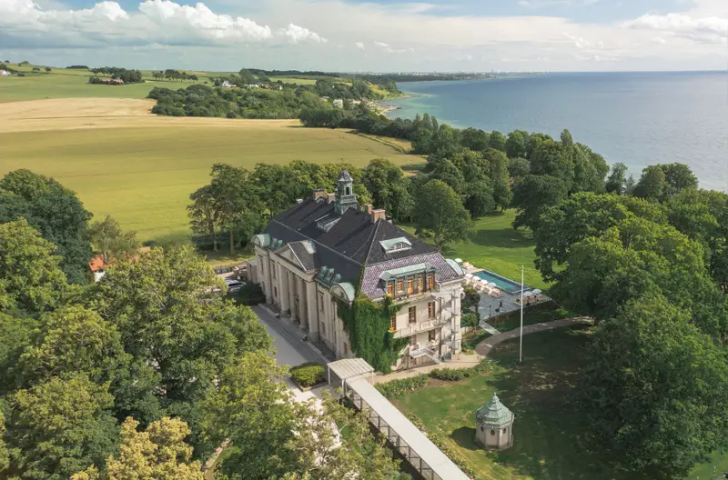 Flygbild över Maryhill Estate med historisk byggnad och utsikt över Öresund i Skåne.