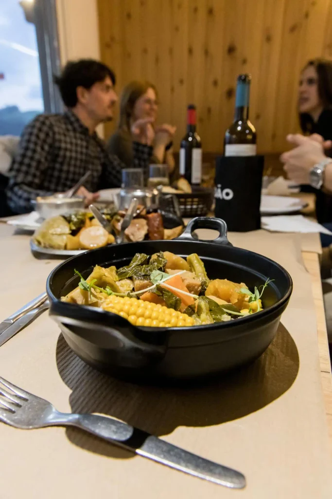 Cozido das Furnas med kött och grönsaker på São Miguel, Azorerna