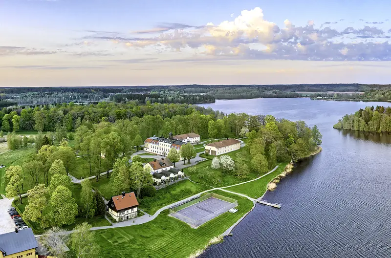 Flygbild över Södertuna Slott vid Frösjön i Sörmland.