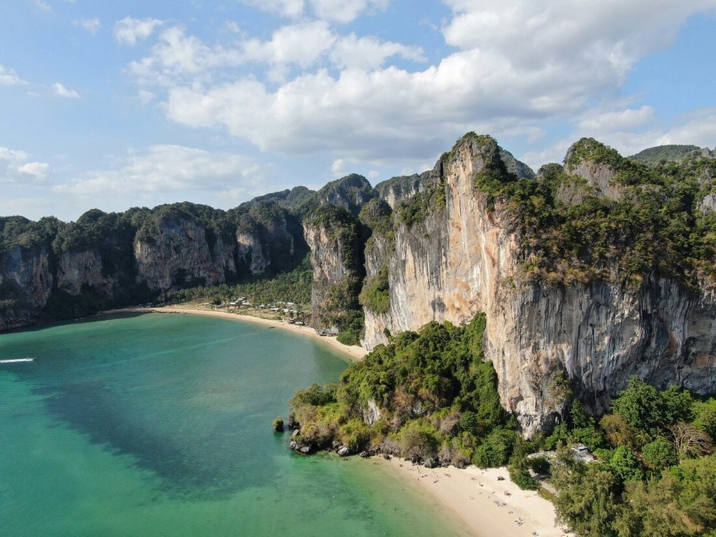 Kalkstensklippor och turkost vatten vid Krabi i Thailand.