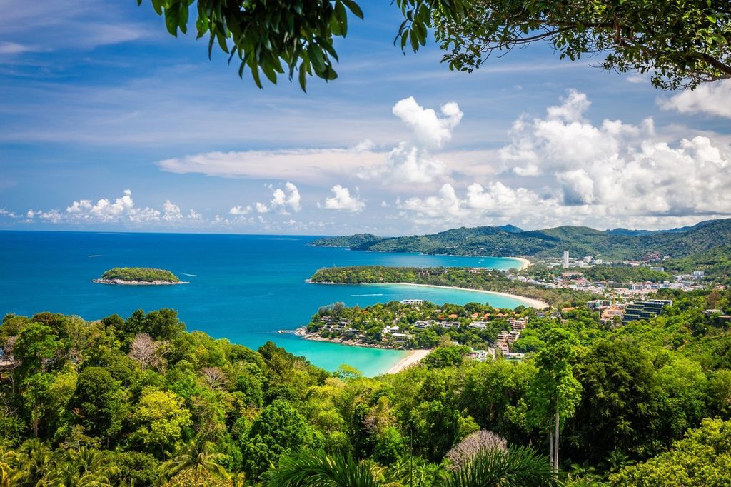 Utsikt över stränder och grönskande kust på Phuket i Thailand.