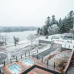 Utomhuspooler och snötäckta terrasser på Vann med utsikt över en fjord i Bohuslän.