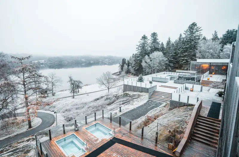 Utomhuspooler och snötäckta terrasser på Vann med utsikt över en fjord i Bohuslän.